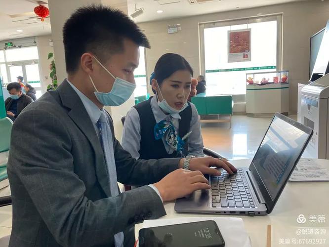 大堂经理为来网点办理业务的客户积主动推荐基金定投产品,详细讲解